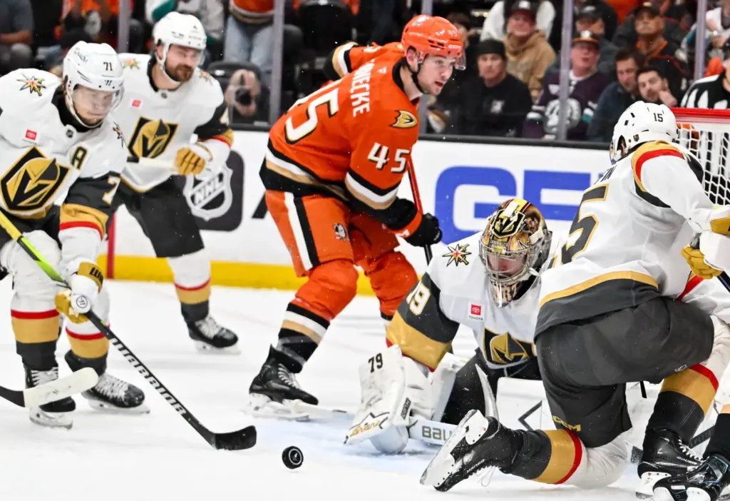 The Ducks’ Beckett Sennecke (45) looks to back up a...