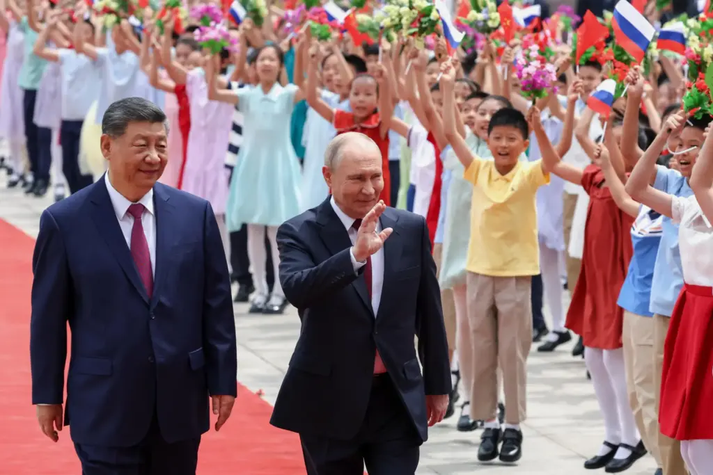 Russian President Vladimir Putin and Chinese President Xi Jinping attend a welcome ceremony.