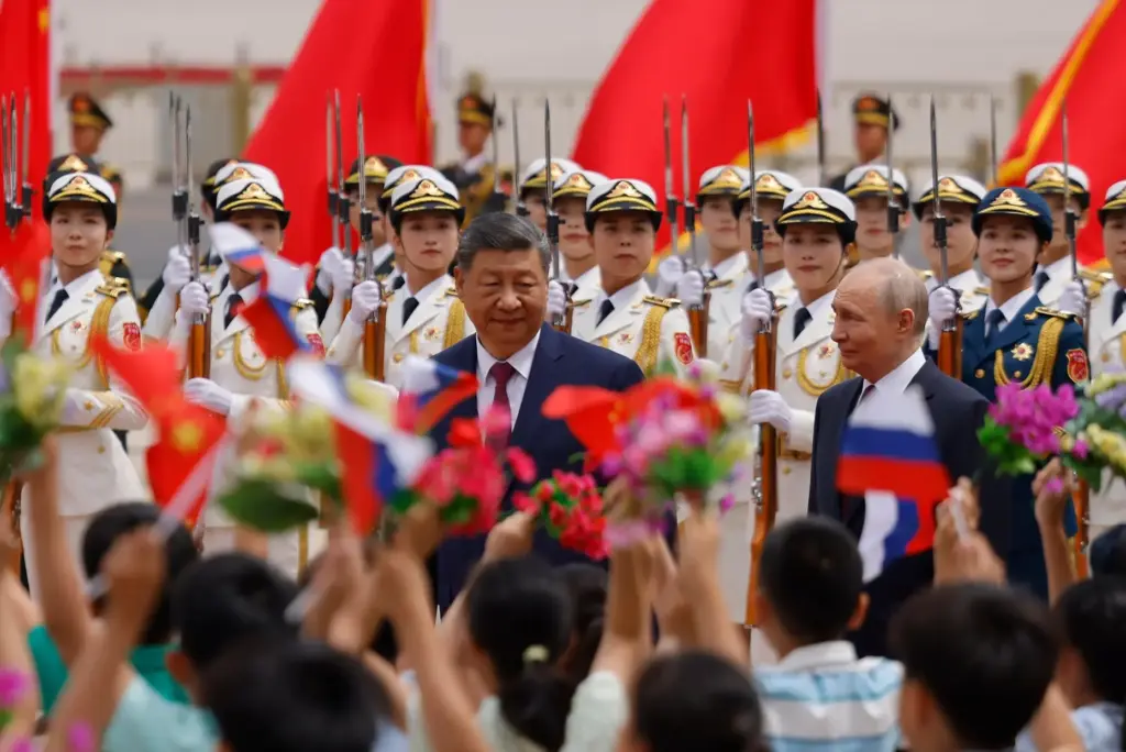 Russian President Vladimir Putin and Chinese President Xi Jinping attend a welcoming ceremony.