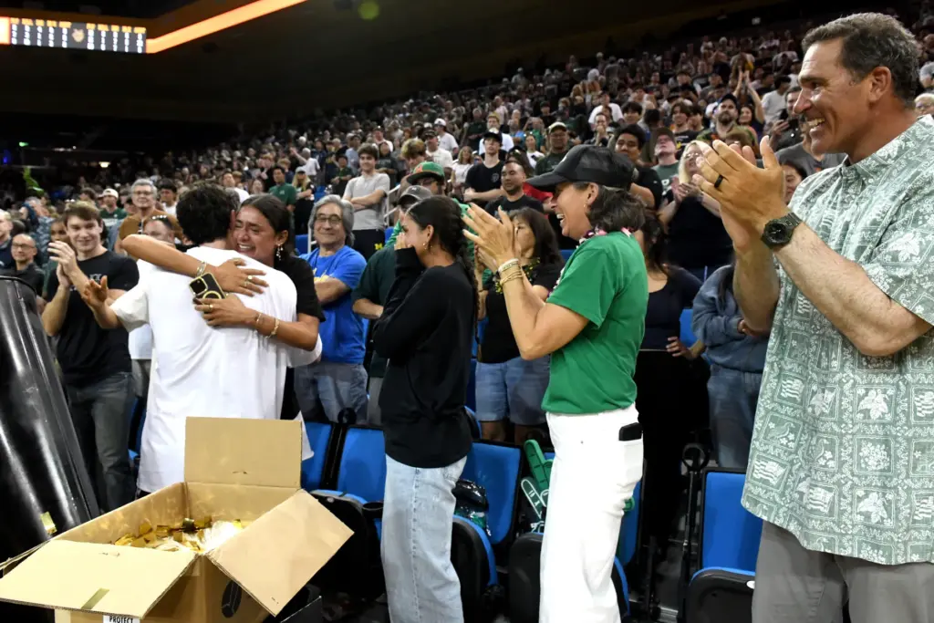 Hawaiiâs Tread Rosenthal, white shirt, celebrates with his family after...