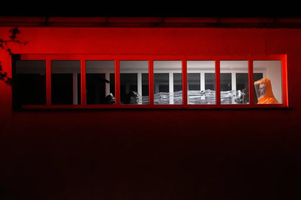 A U.S. doctor, who was in contact with people infected with Ebola, arrives in Prague.