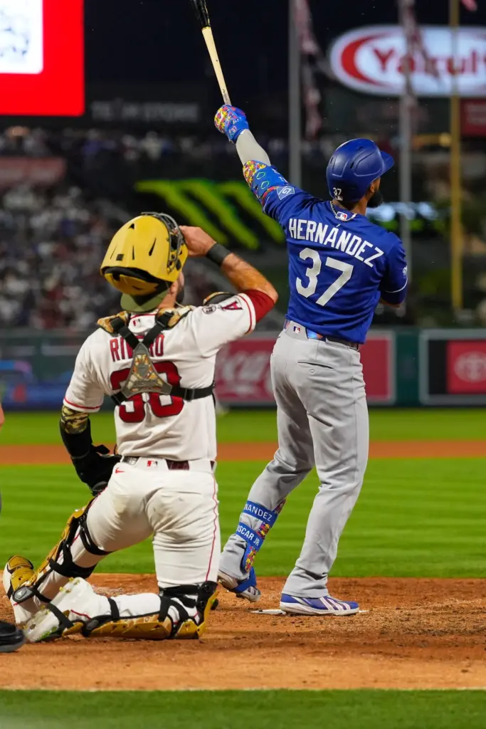 The Dodgers’ Teoscar HernÃ¡ndez watches the flight of his two-run...