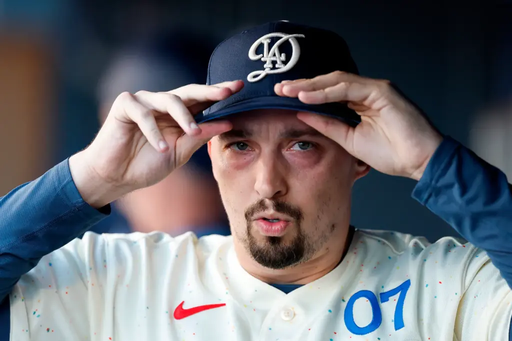 Dodgers starting pitcher Blake Snell (7) puts on his baseball...