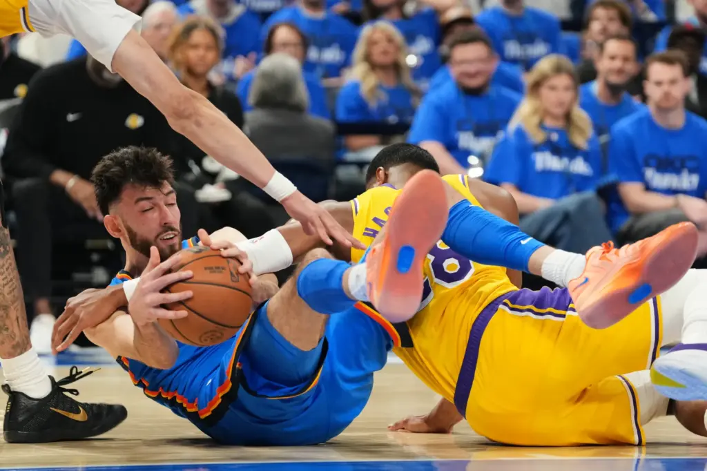 Oklahoma City Thunder forward Chet Holmgren, left, competes for a...