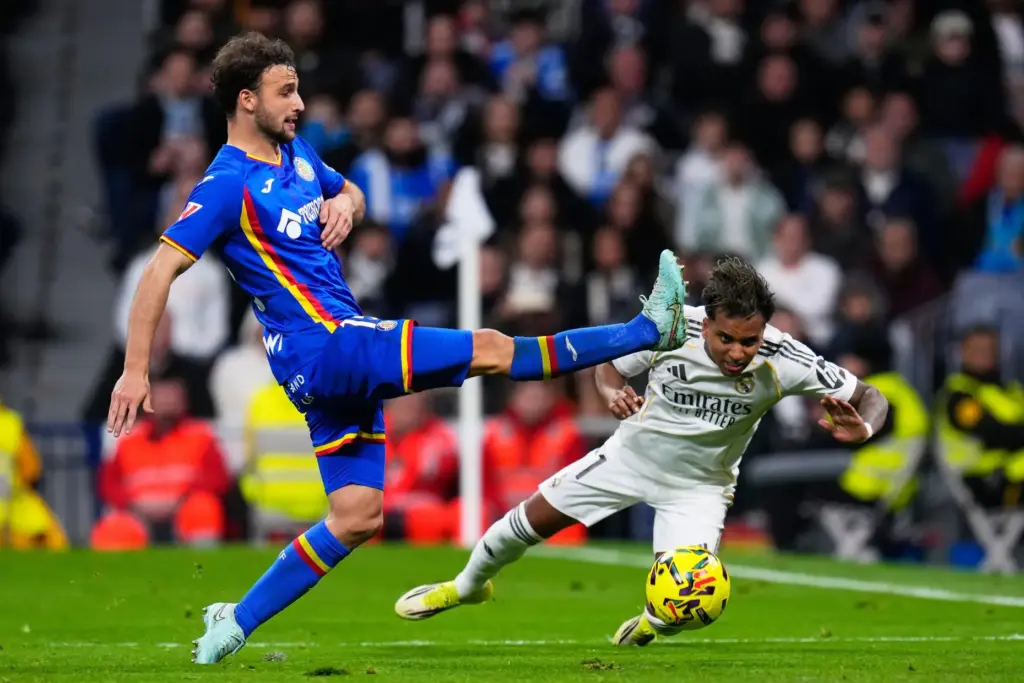 Rodrygo goes for the ball