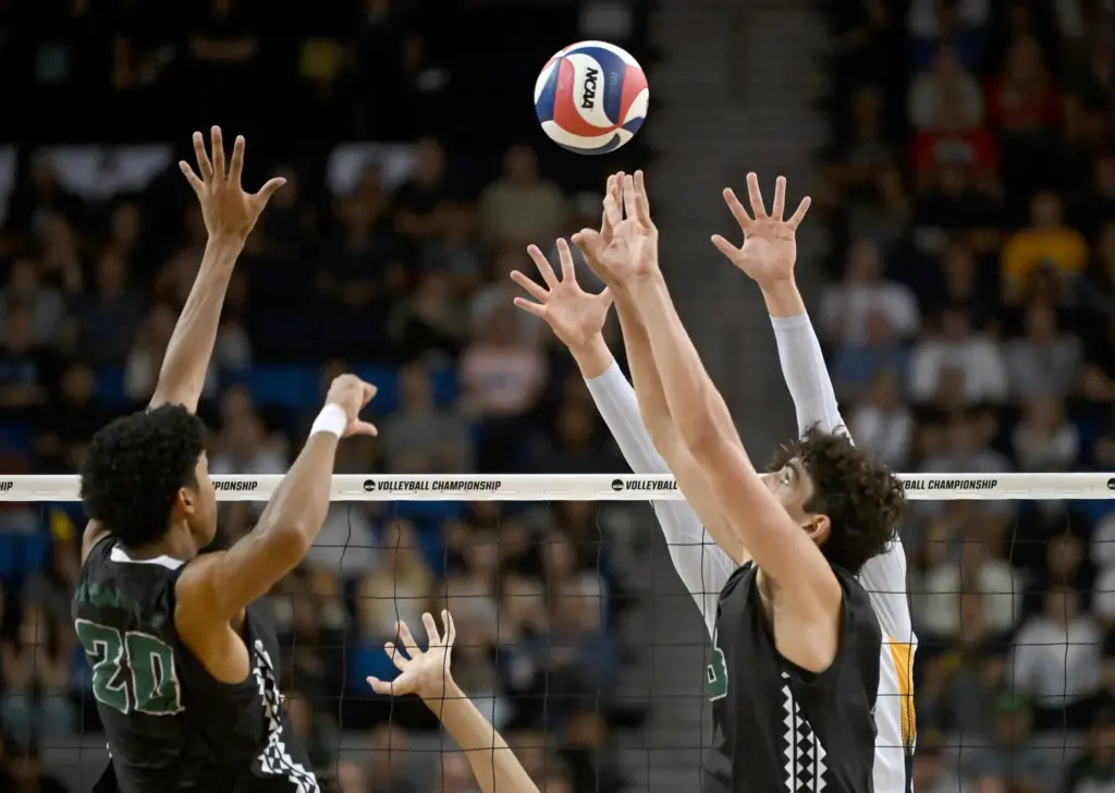 Hawaiiâs Tread Rosenthal, right, sets the ball during the NCAA...
