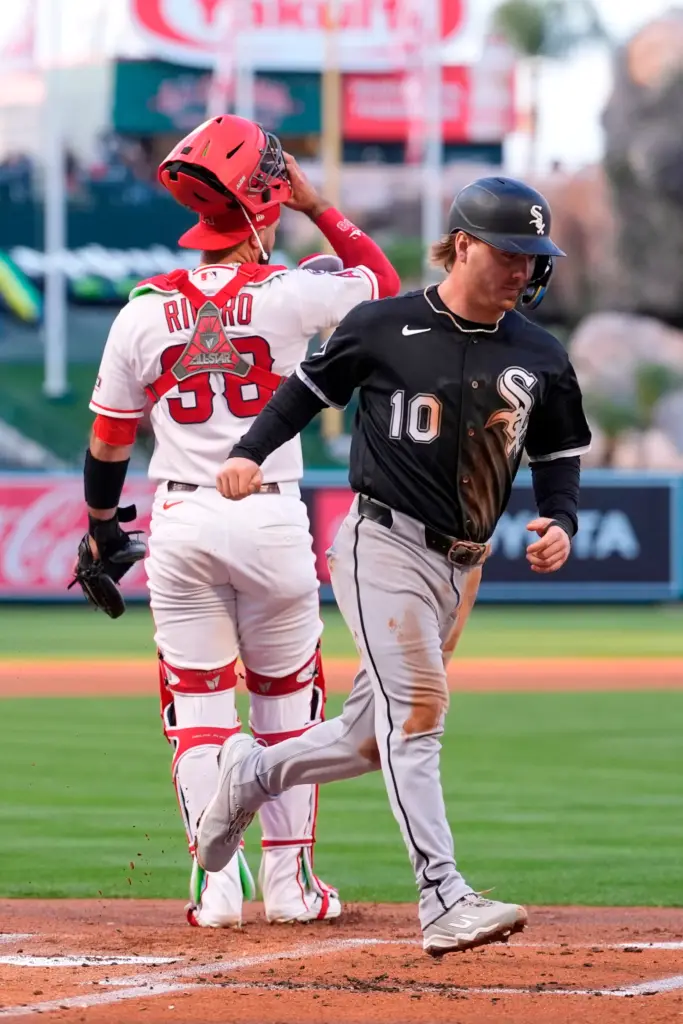 The Chicago White Sox’s Chase Meidroth, right, scores on a...