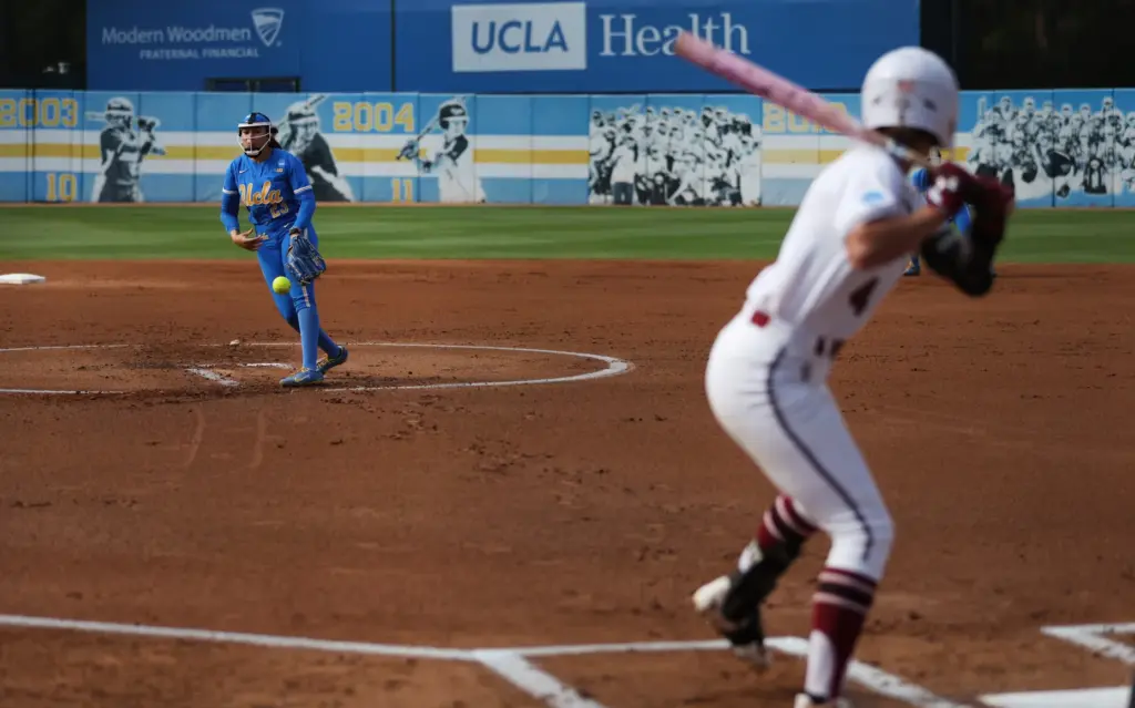 UCLAâs Taylor Tinsley (23) delivers a pitch to South Carolinaâs...