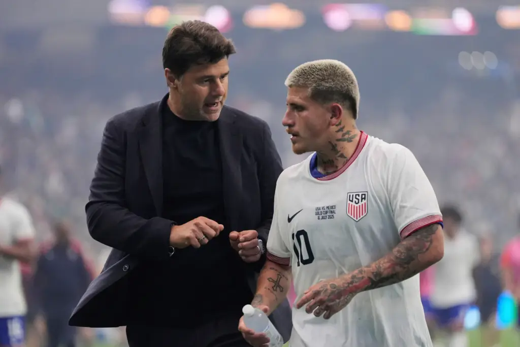 United States head coach Mauricio Pochettino, left, talks with midfielder Diego Luna