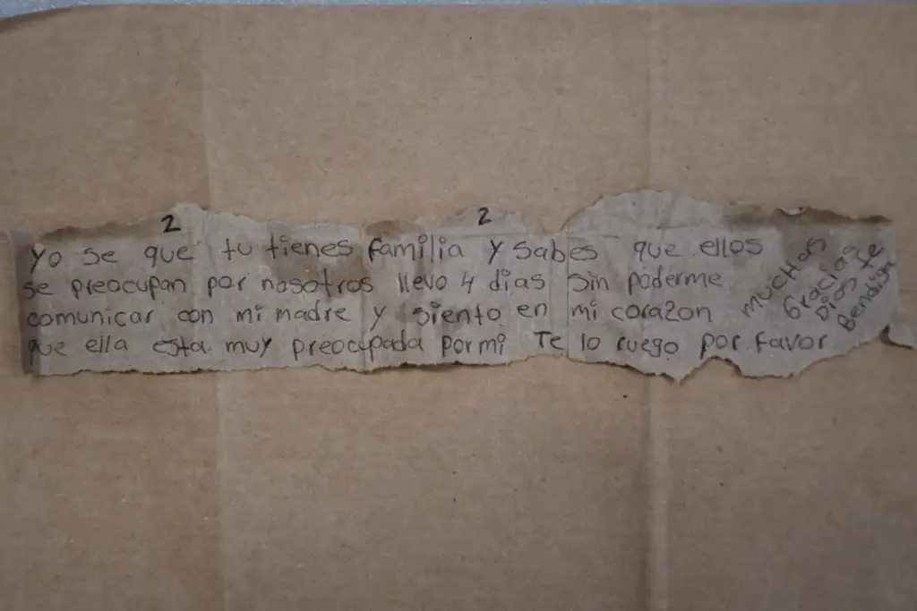 A note written in Spanish by Brayan Rayo Garzon asking for a phone call with his mother.