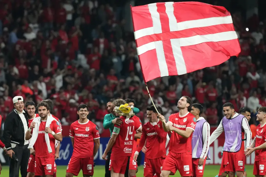 Toluca FC players celebrate after their 4-0 victory over LAFC...