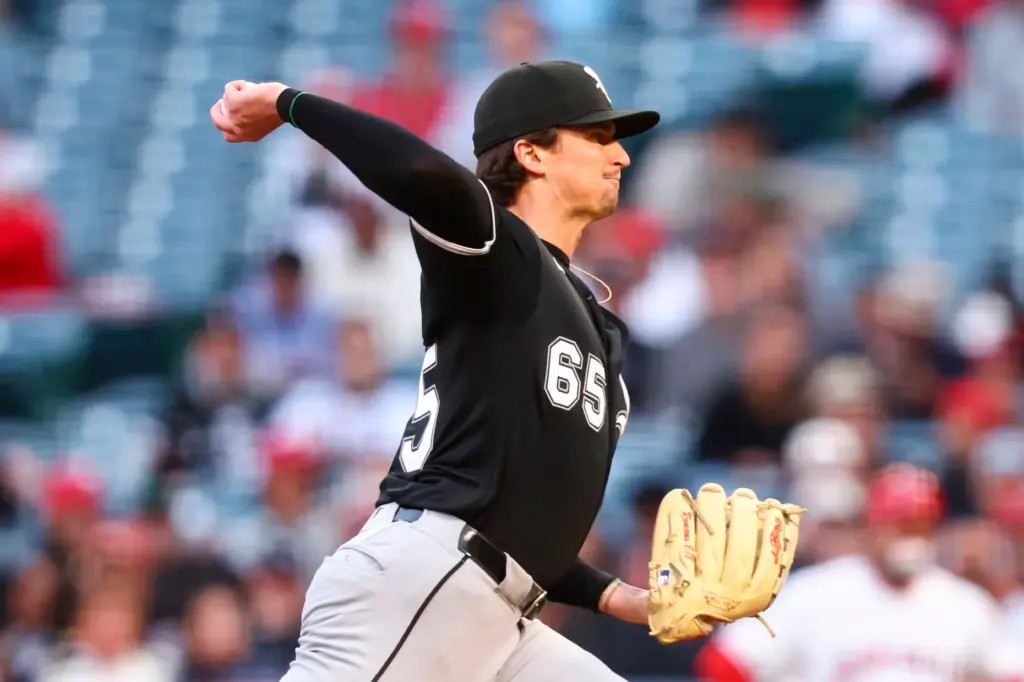 Chicago White Sox starting pitcher Davis Martin throws to the...