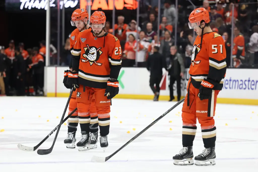 The Ducks’ Olen Zellweger, right, and Mason McTavish (23) show...
