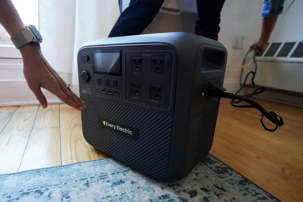 Sonam Velani and Yan Sim plug in a battery from Every Electric to power an air conditioner