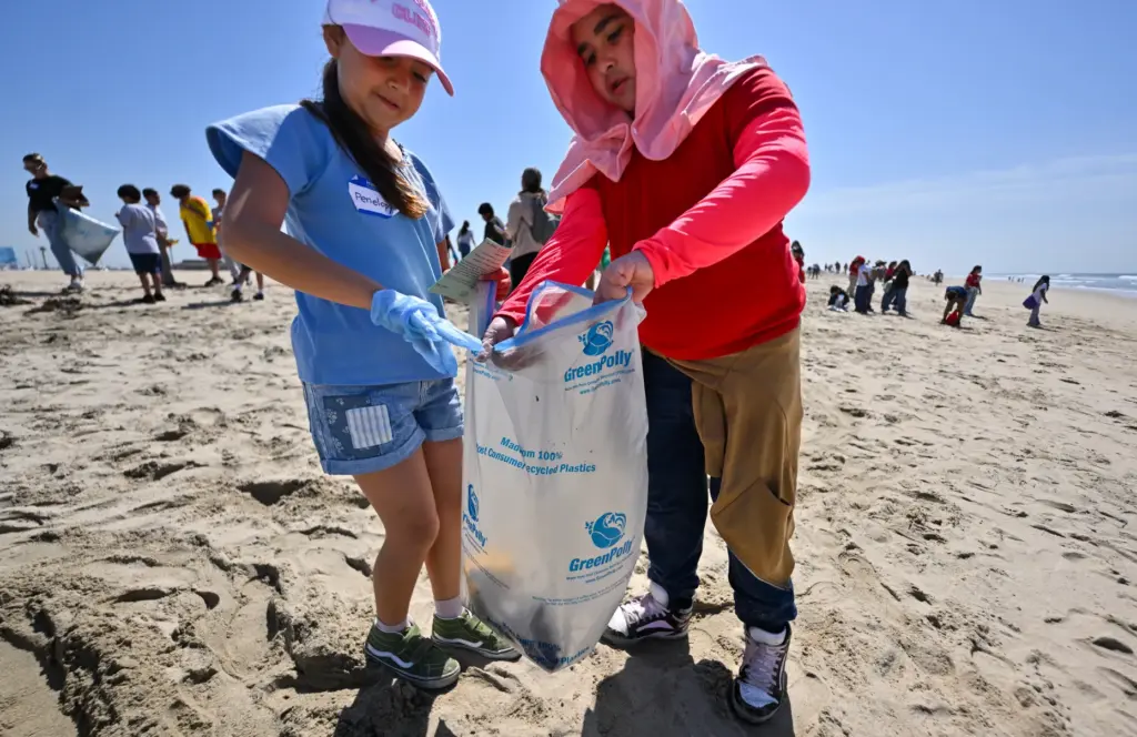 Penelopy Rios, left, and Paloma Cerda, from Handy Elementary School,...