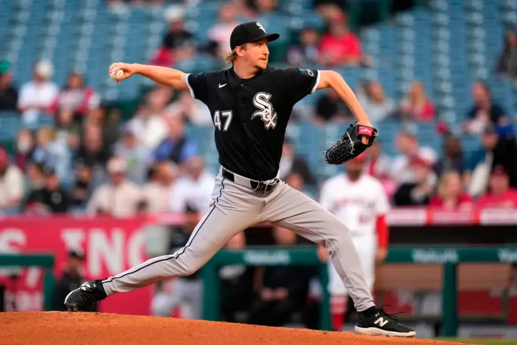 Chicago White Sox starting pitcher Erick Fedde throws to the...