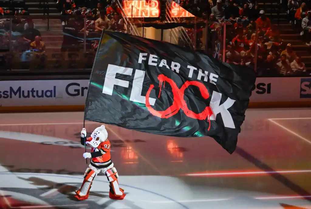 The Ducksâ Wild Wing mascot waves a âFear the Flockâ...