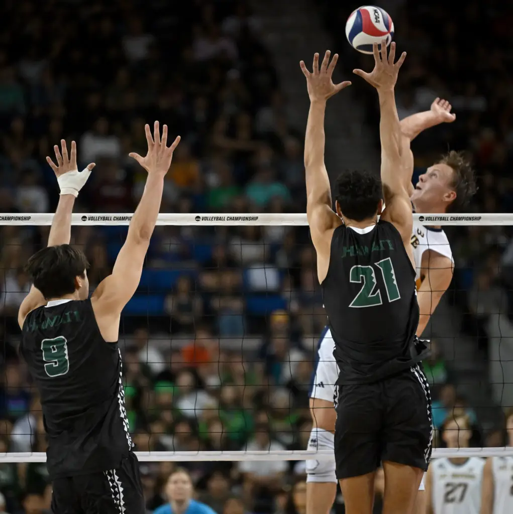 Hawaiiâs Kristian Titriyski (21) and Justin Todd (9) try to...