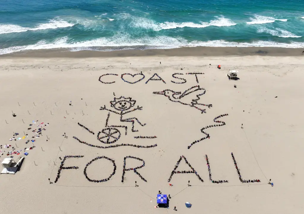 Over 1,000 kids form a giant artwork in the sand...