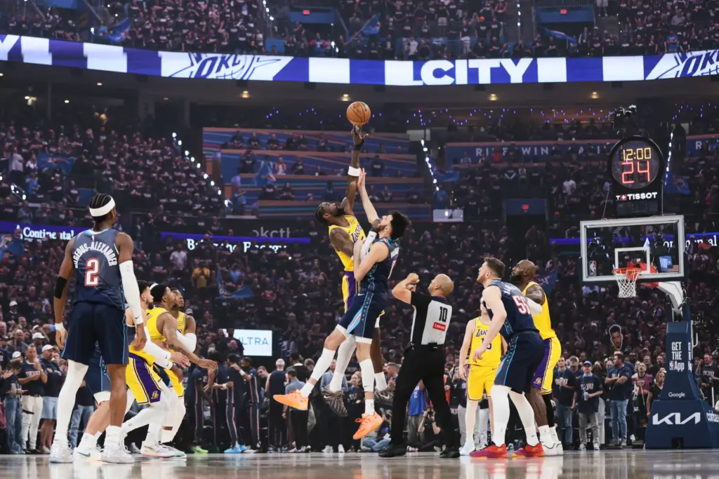 Los Angeles Lakers’ Deandre Ayton, center, left, and Oklahoma City...