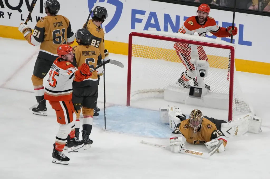 Ducks right wing Beckett Sennecke (45) celebrates after scoring against...