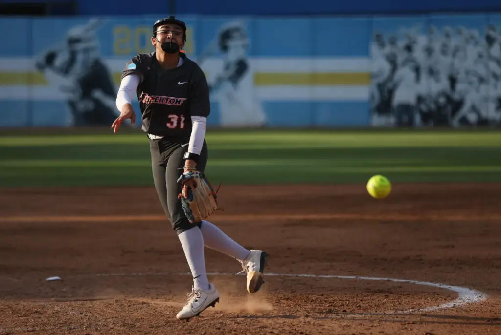 Cal State Fullertonâs Eva Hurtado (31) delivers a pitch to...