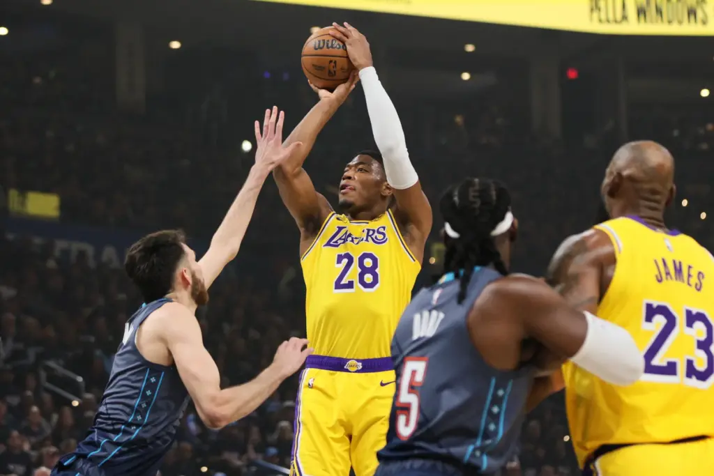 Los Angeles Lakers forward Rui Hachimura (28) shoots over Oklahoma...