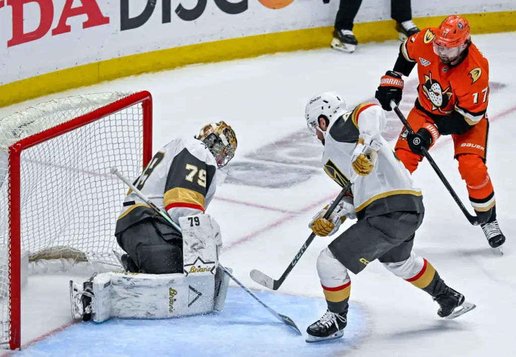The Ducksâ Alex Killorn (17) shoots and scores during the...