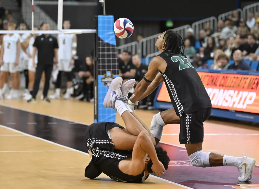 Hawaiiâs Louis Sakanoko digs for the ball against Long Beach...