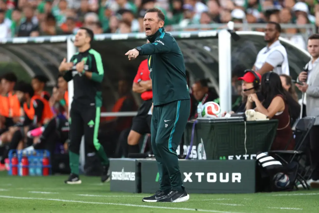 Australia head coach Tony Popovic reacts against Mexico during the...