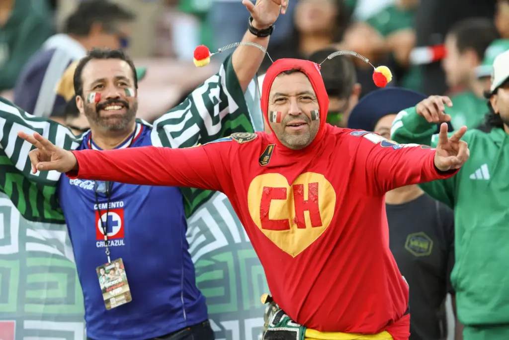 A fan in a âEl ChapulÃ­n Coloradoâ Mexican superhero outfit...