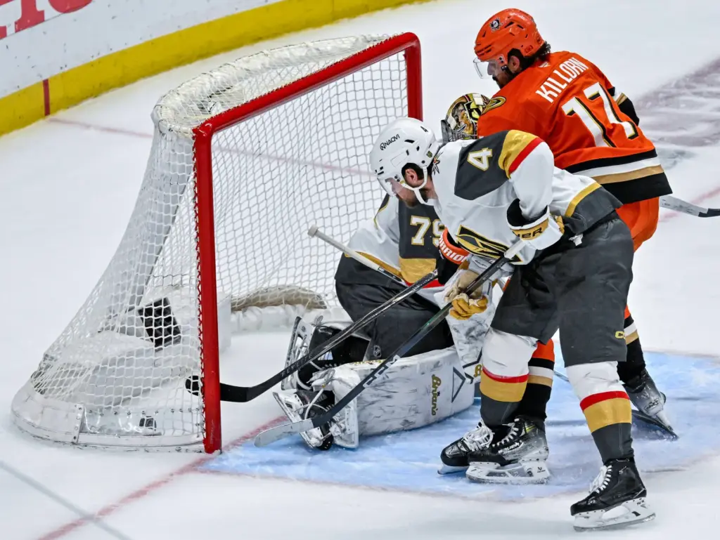 The Ducksâ Alex Killorn (17) shoots and scores during the...