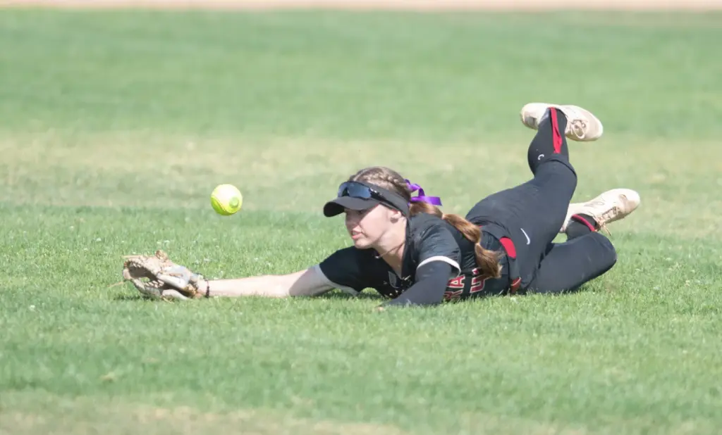 JSerraâs Magenta De Arte, (#47), dives for a fly ball...