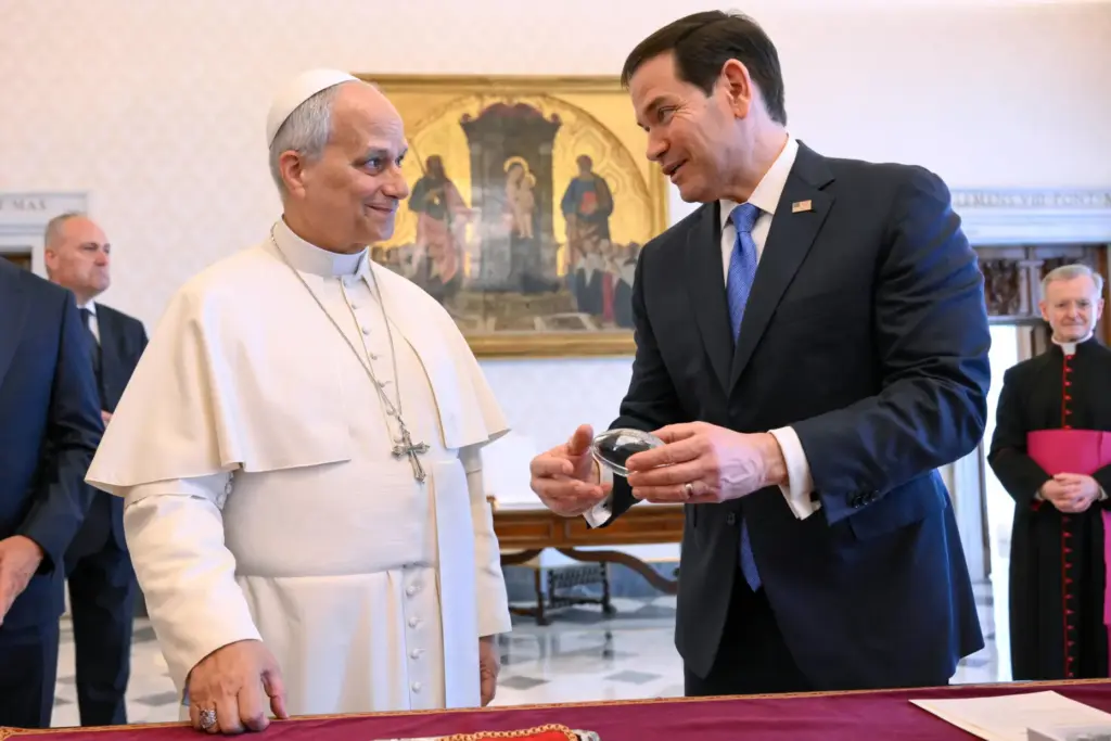 ope Leo XIV exchanges gifts with U.S. Secretary of State Marco Rubio,