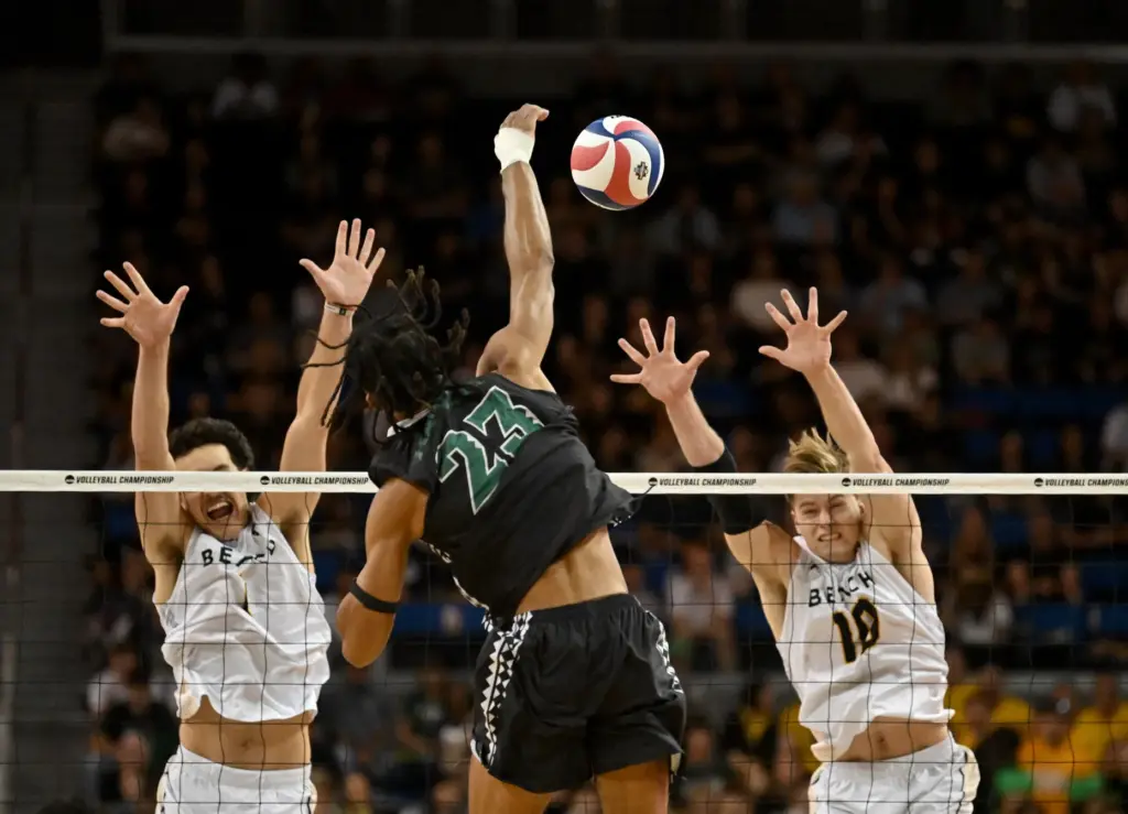 Hawaiiâs Louis Sakanoko has a kill against Long Beach State...