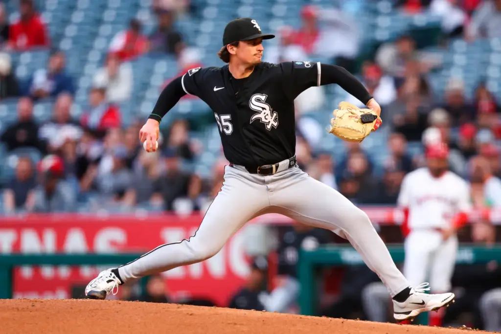 Chicago White Sox starting pitcher Davis Martin throws to the...