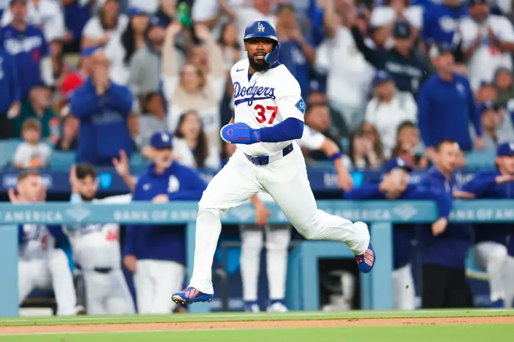 The Dodgers’ Teoscar HernÃ¡ndez runs home to score on an...