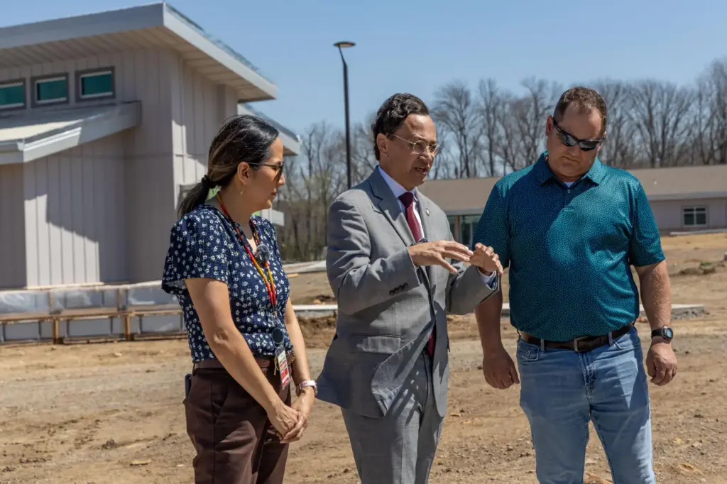Chuck Hoskin Jr., center, talks with Juli Skinner (left) and Jon Asbill (right)