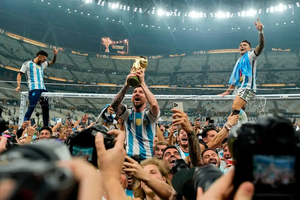 Messi lifts the World Cup trophy