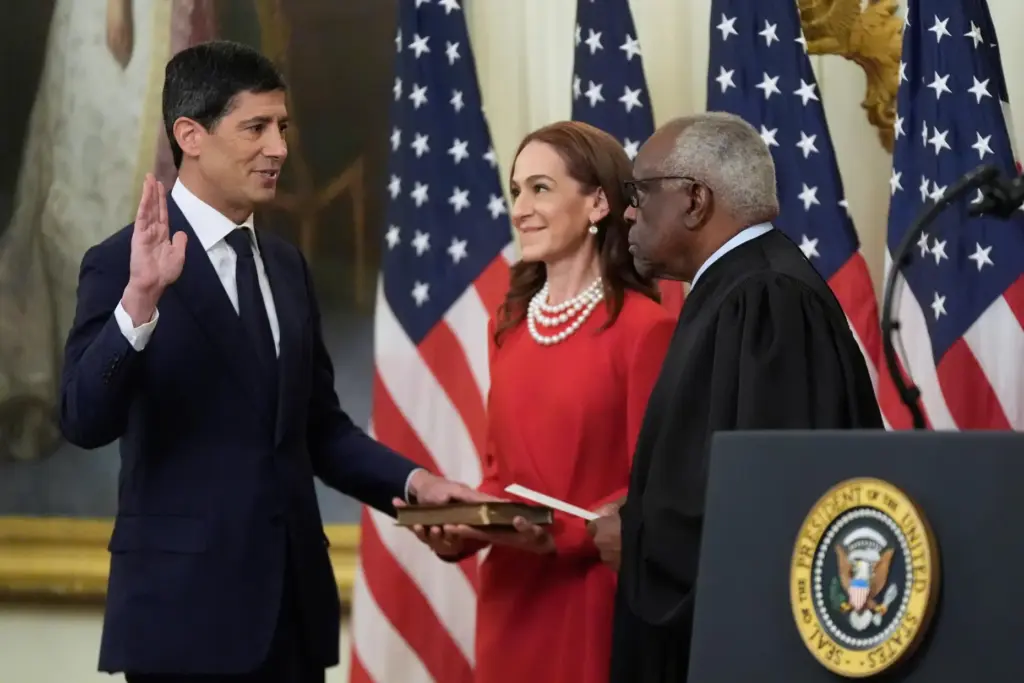 Supreme Court Justice Clarence Thomas administers the oath during the swearing in of Kevin Warsh