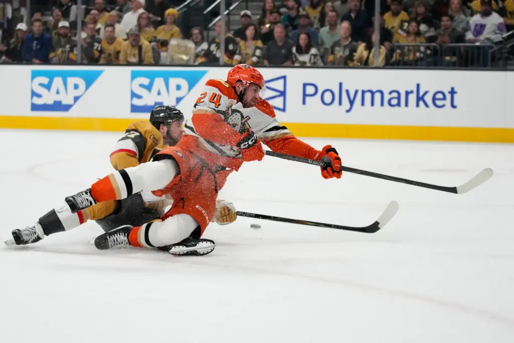 Ducks center Jansen Harkins (24) attempts to shoot past Vegas...
