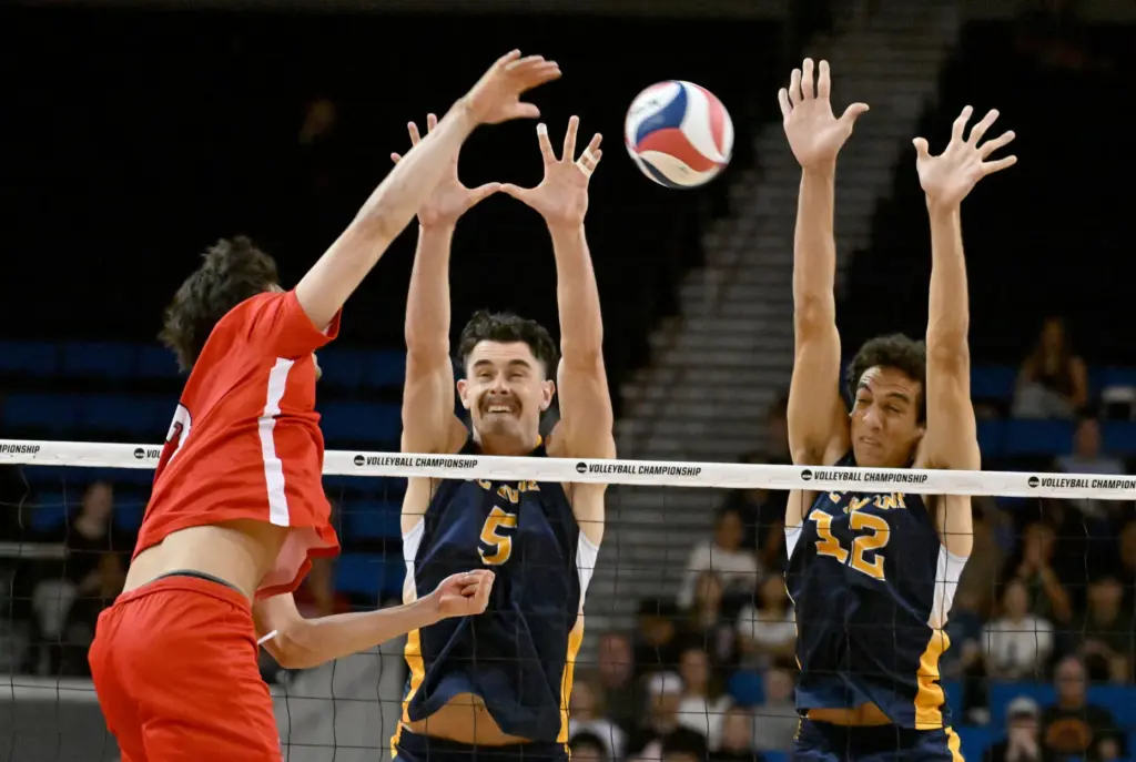 UC Irvine’s William D’Arcy (5) and Trevor Clark (12) try...