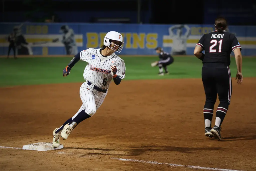 Cal State Fullertonâs Lulu Sanchez (6) rounds third base during...