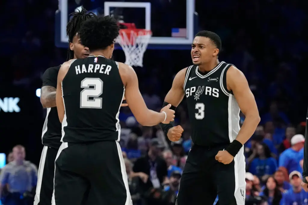 San Antonio Spurs forward Keldon Johnson (3), and Spurs guards...