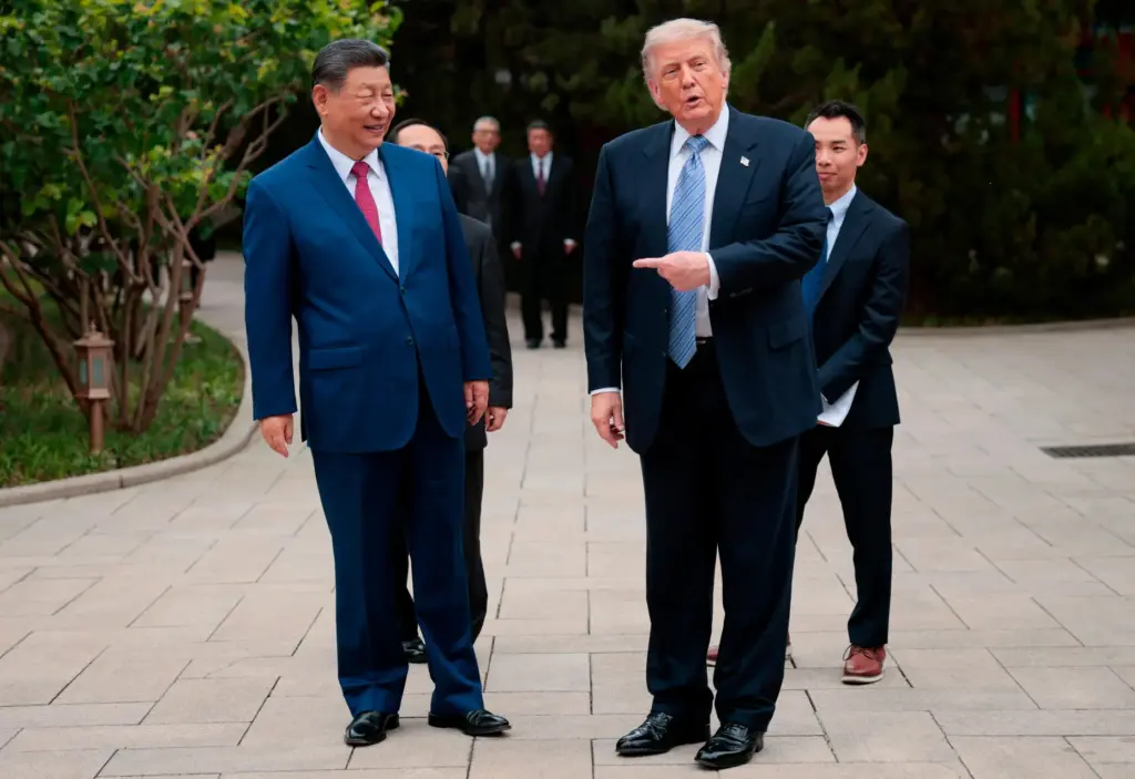 Donald Trump gestures towards Chinese President Xi Jinping