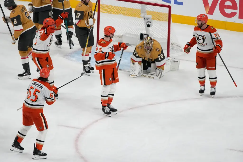 Ducks celebrate after right wing Beckett Sennecke (45) scored against...