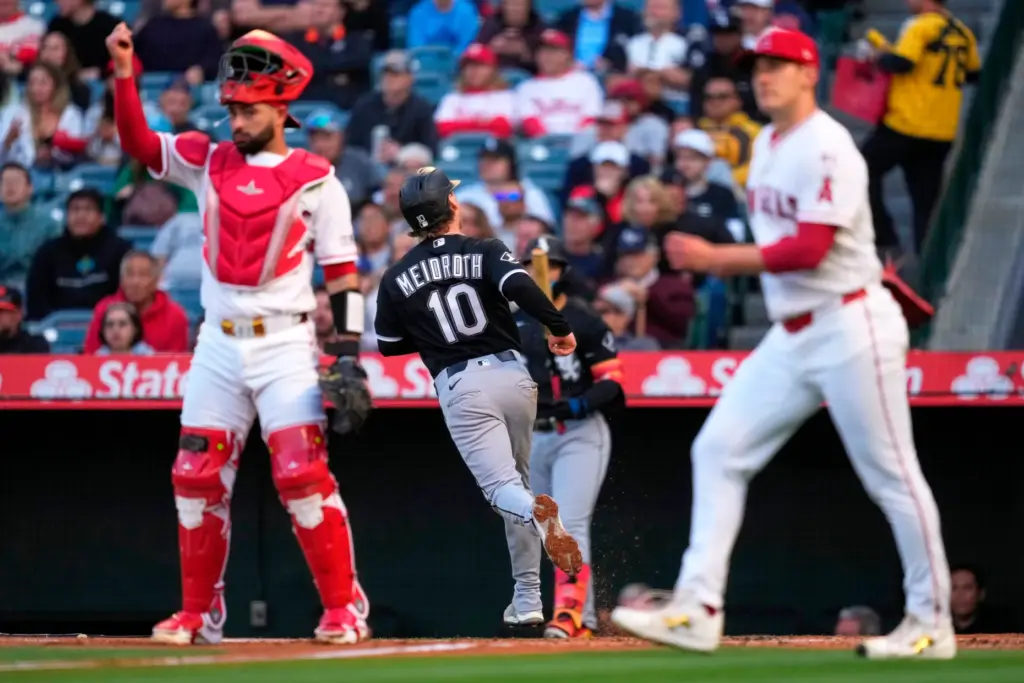 The Chicago White Sox’s Chase Meidroth, center, scores on a...