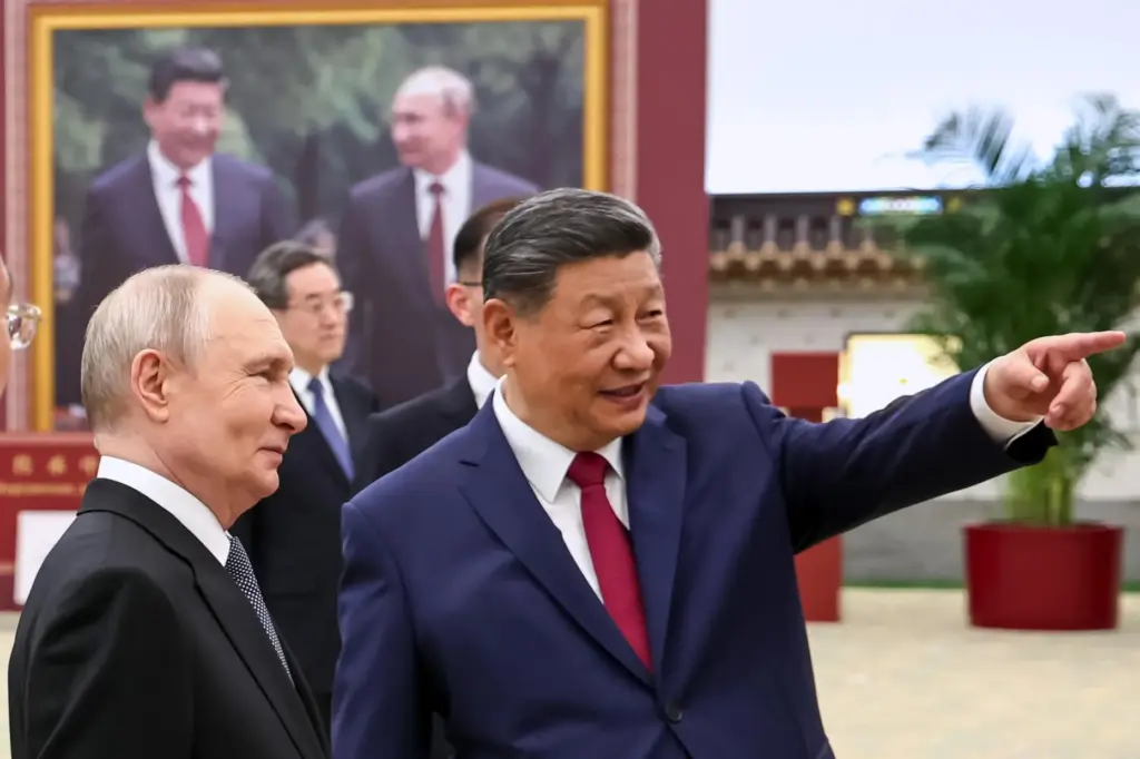 Russian President Vladimir Putin and Chinese President Xi Jinping visit an exhibition.