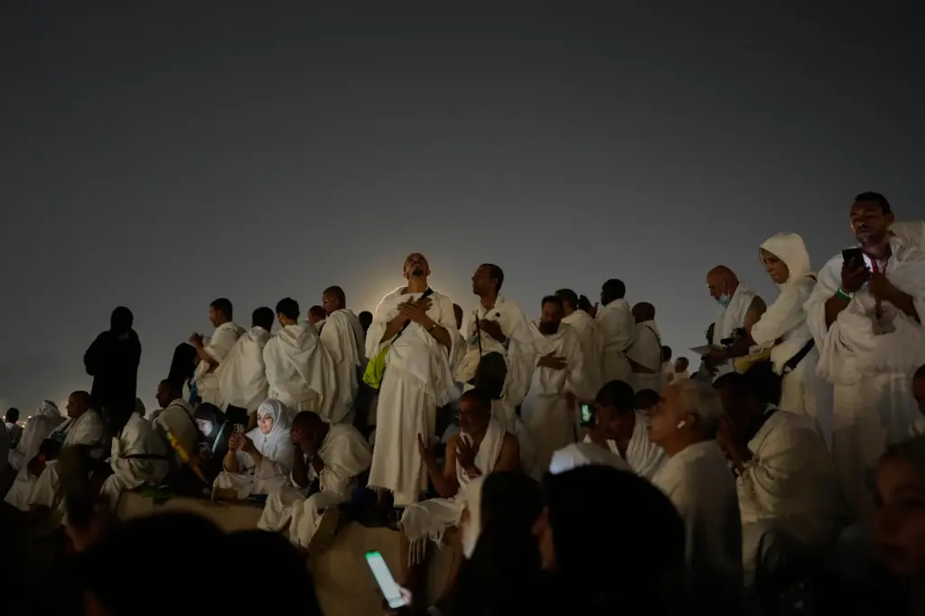 Muslim pilgrims pray
