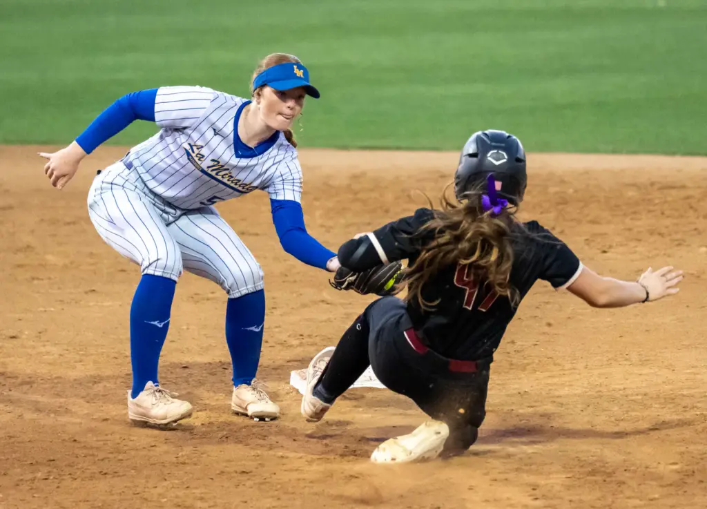 La Mirada shortstop Reese Hilliard tags out JSerraâs Magenta De...